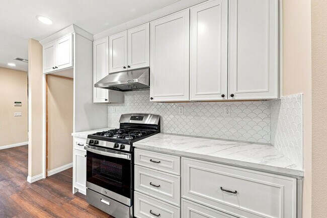 Building Photo - 730 S Van Ness Ave