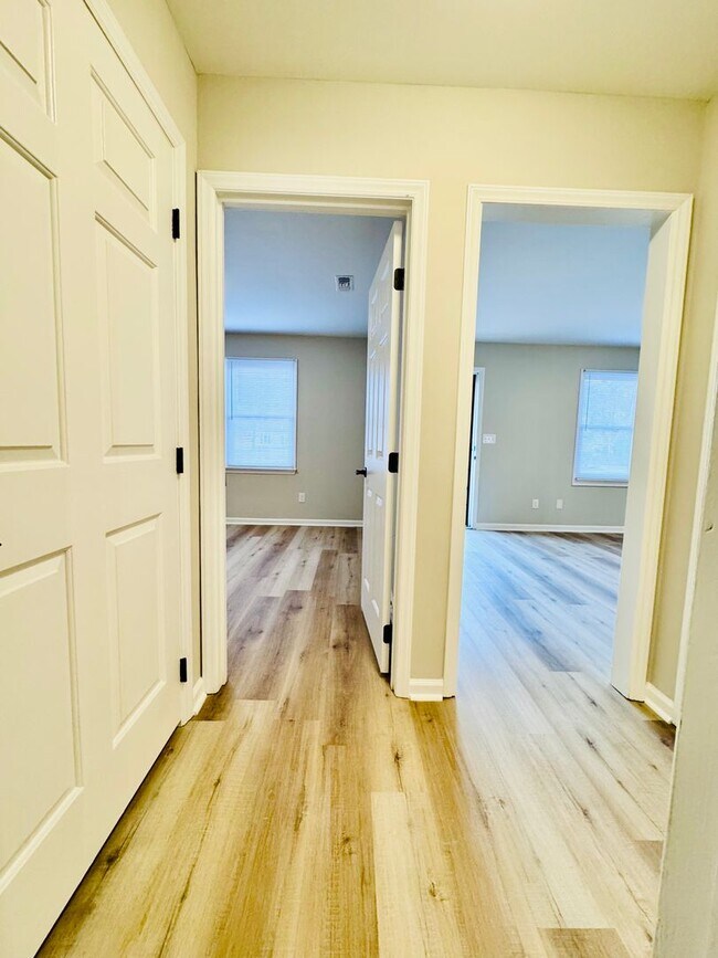 Building Photo - 40 Pine Dr