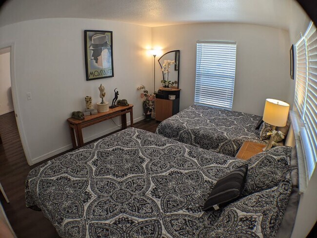 Building Photo - 2 Bed / 1 Bath Cozy Downtown Duplex Apartment