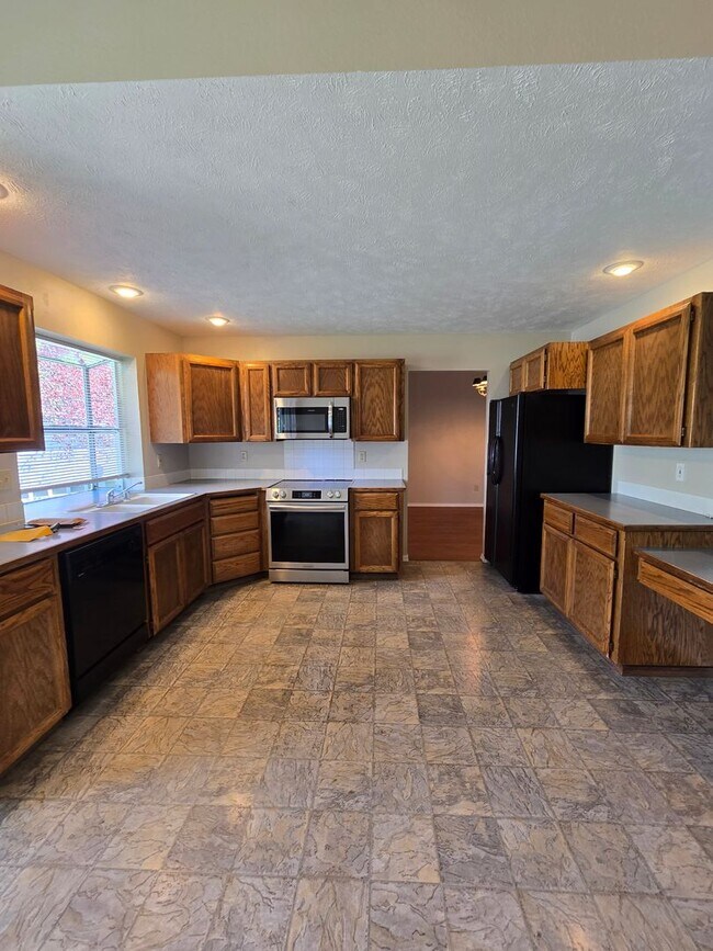 Building Photo - Cute home in the Great Brentwood Forest Ne...