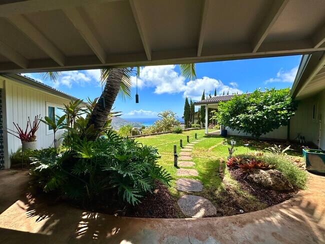 Building Photo - Fully Furnished 4 BD/3 BA Home in Mariner's Ridge!! Includes 1 Garage PRKG, W/D, Sep. Studio, & G...