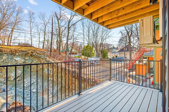 Building Photo - 584 Cambridge St