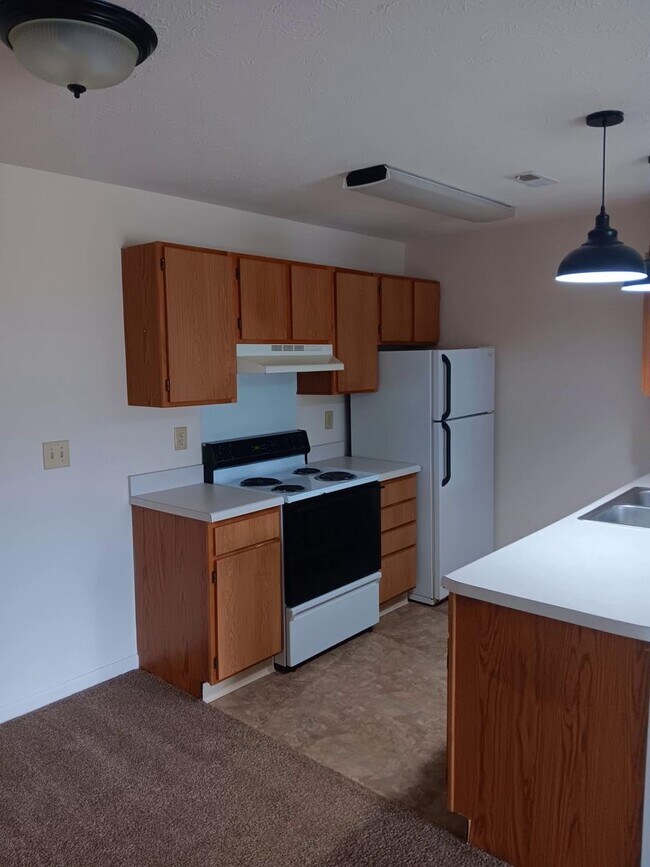 Building Photo - 2 bedroom 1 bath downstairs unit