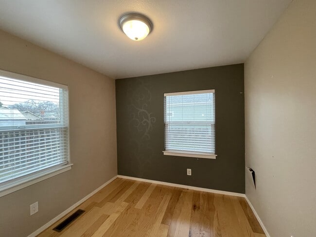 Building Photo - 570 E 19th St