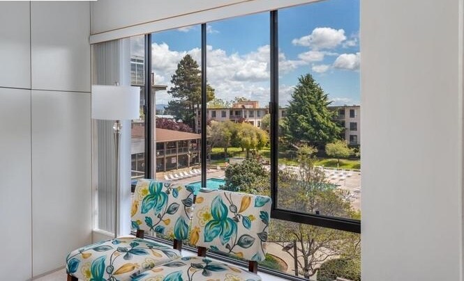 Building Photo - 6 Commodore Dr