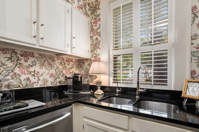 Building Photo - 2260 Peachtree Rd