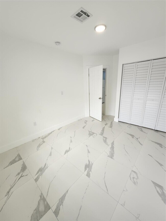 Building Photo - 2466 Lincoln St