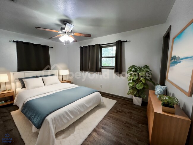 Building Photo - Beautifully updated 4 bed, 1.5 bath home with stunning lakefront views!