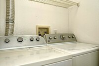 Building Photo - Beautifully Updated and Spacious 1 Bedroom...