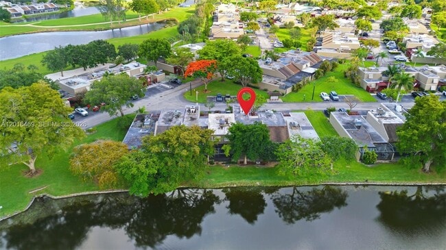 Building Photo - 10941 N Lakeview Dr