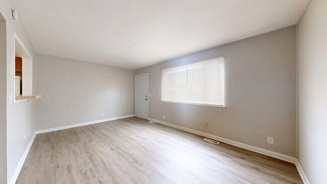 Building Photo - Elyria - updated 2 bedroom/1 bath townhouse.