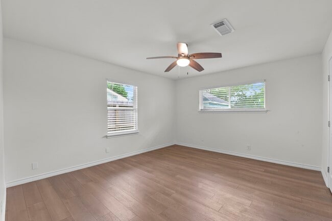Building Photo - 5011 Redstart St