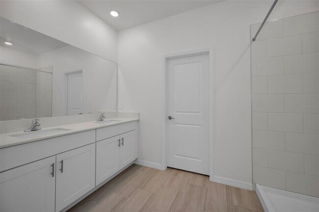 Building Photo - 18200 Pleasantview Blvd