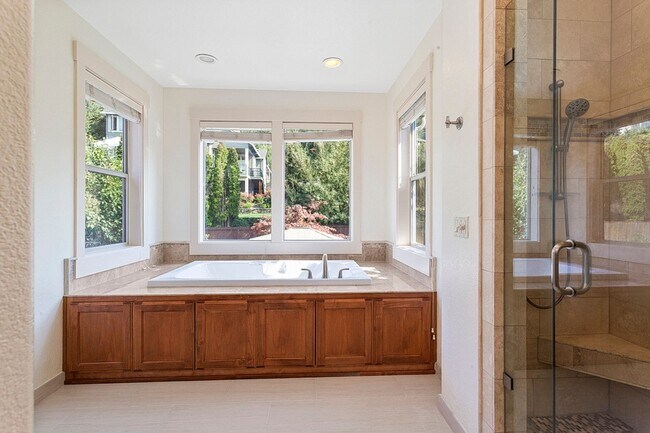 Building Photo - Stunning Large Home with 3 primary bedrooms + Tons of Amenities, Amazing Backyard !