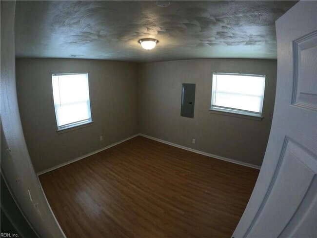 Building Photo - 1406 W 39th St