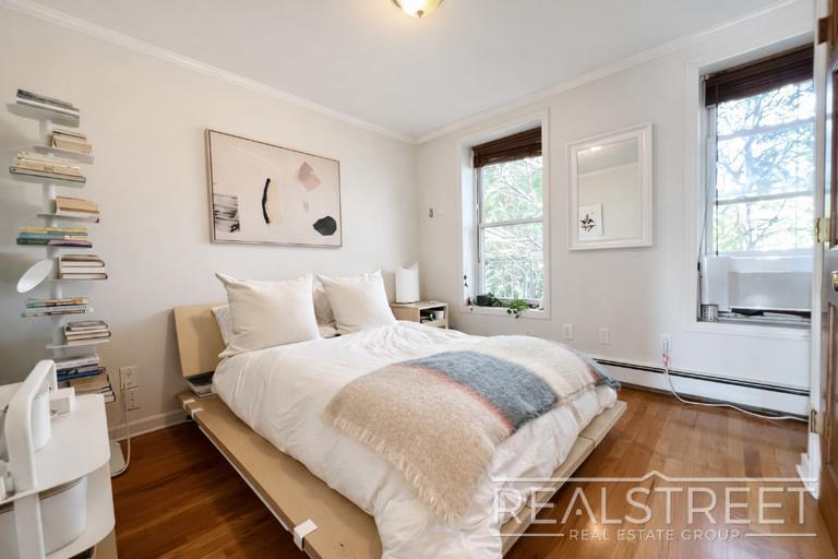 Building Photo - Updated Spacious 1 BR in Cobble Hill!