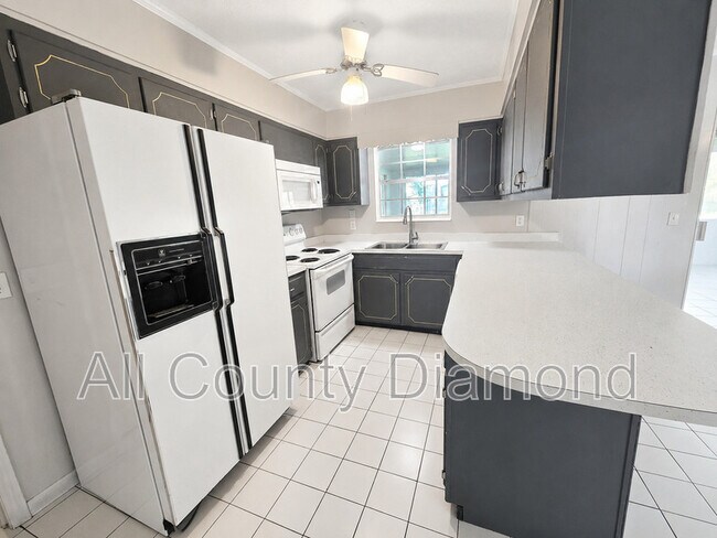 Building Photo - 215 S Kimbrel Ave