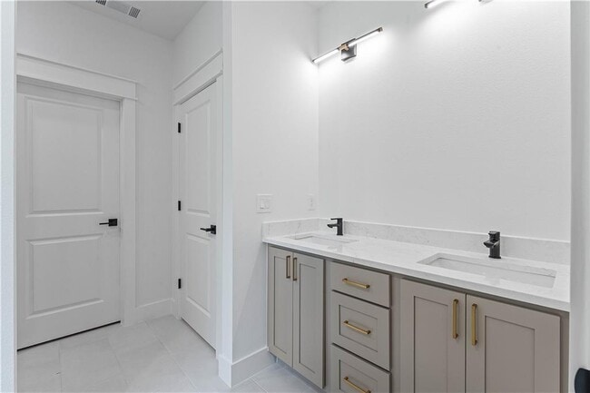Building Photo - 17 Westmorland Dr