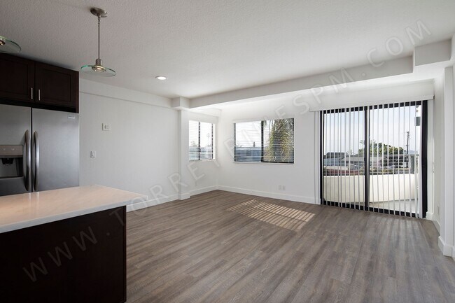 Building Photo - 2 Br in a Beautiful Bird Rock Location wit...