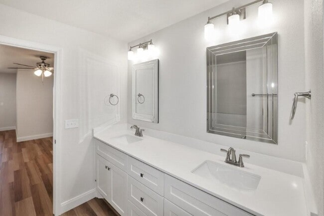 Building Photo - 7625 Woodford Ave