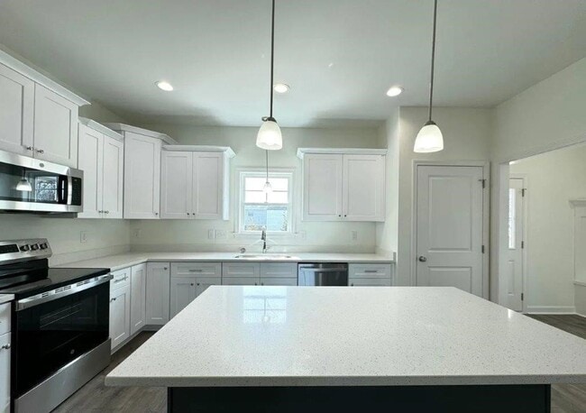 Building Photo - 106 E Sillinger Dr