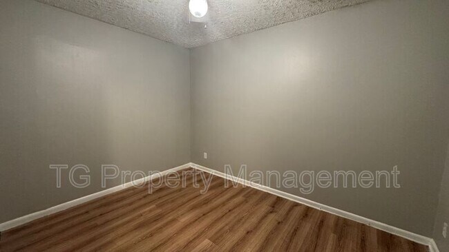 Building Photo - 1053 Cherbourg Ave E