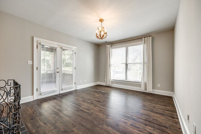 Building Photo - Hard to find Myers Park 2 bed 2 bath 1st floor Gem!