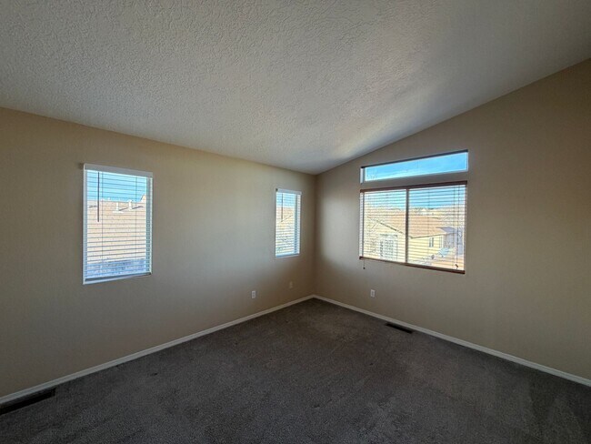 Building Photo - 4 Bedroom Home Available Near Unser Blvd NW & McMahon Blvd!