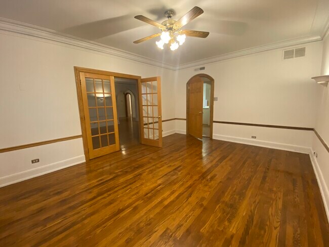 Building Photo - 431 W. Roscoe