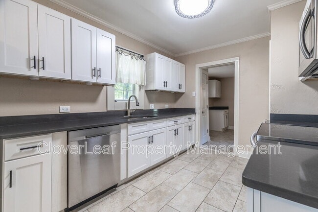 Building Photo - 2423 W Huisache Ave