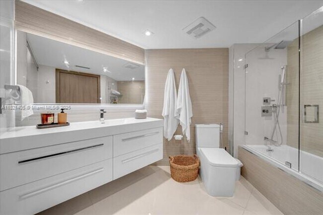Building Photo - 16425 Collins Ave