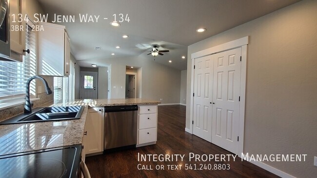 Building Photo - 134 SW Jenn Way