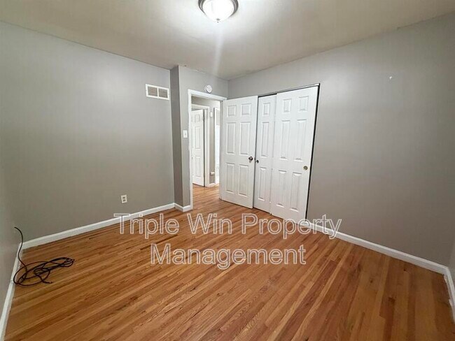 Building Photo - 714 Undercliff Dr