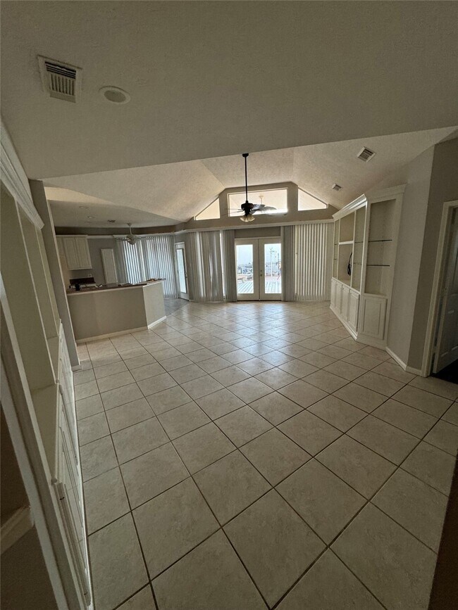 Building Photo - 14024 Shoreline Dr