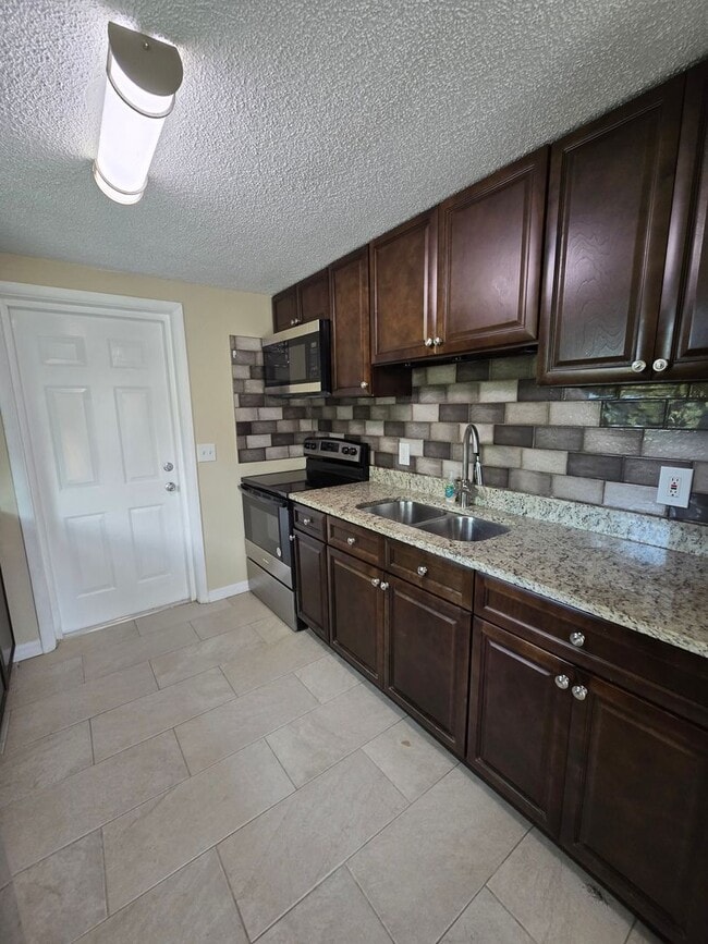 Building Photo - 2 BEDROOM 1 BATH NEAR USF