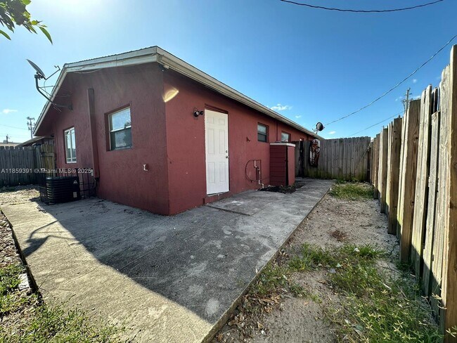 Building Photo - 623 NW 9th Ave