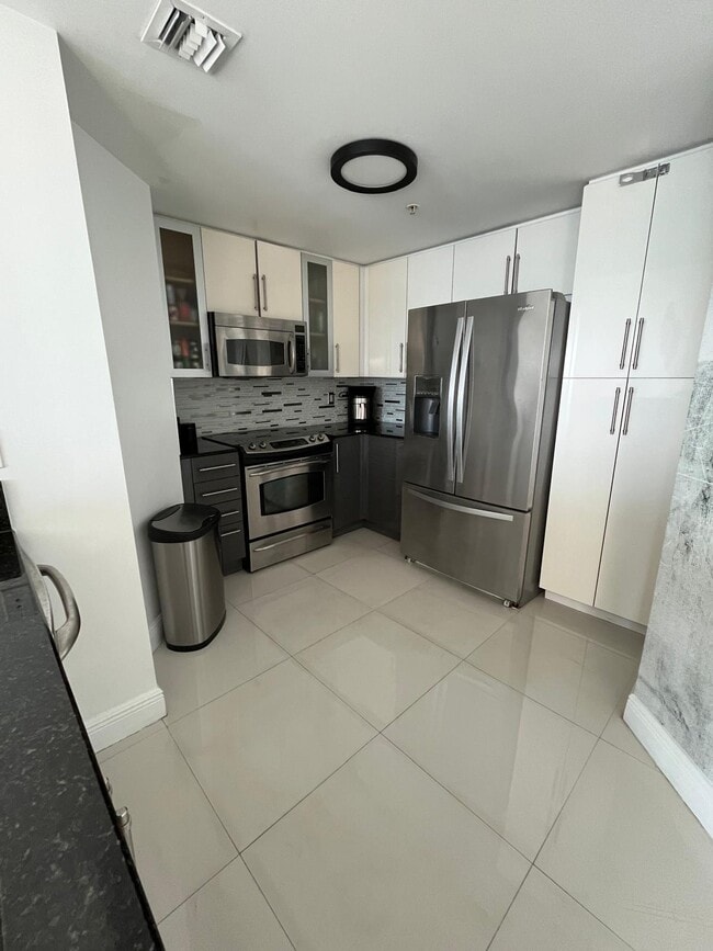 Building Photo - 7910 Harbor Island Dr