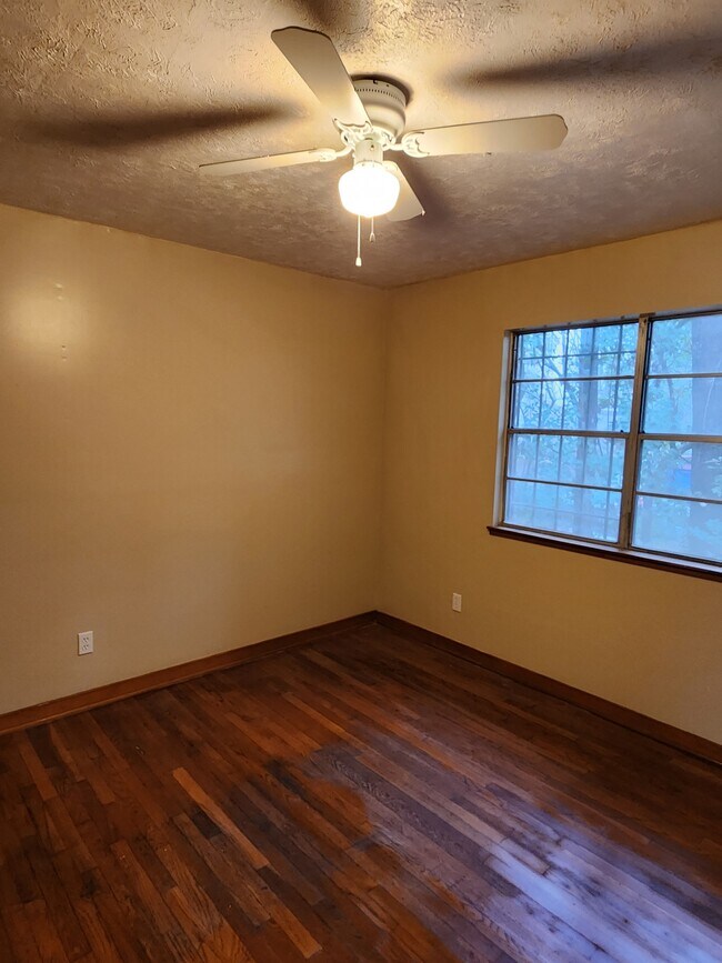 Building Photo - 729 Heather Ln