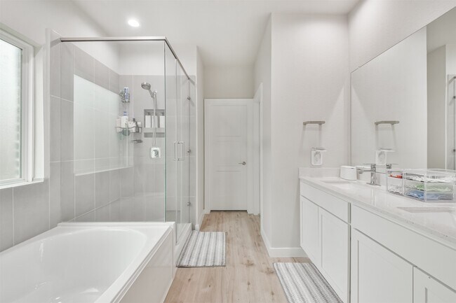 Building Photo - 14226 Lake Lodge Dr