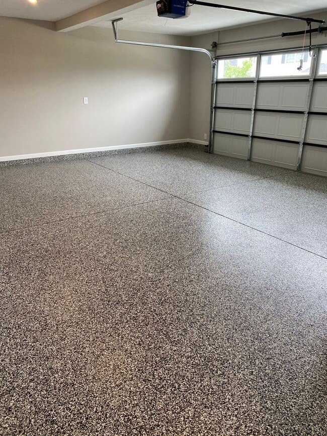 Building Photo - 3 BD 2.5 BA | 2 Car Garage | End Unit Townhome