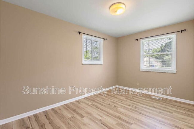 Building Photo - 901 Duce St