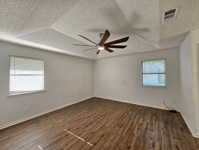 Building Photo - AVAILABLE NOW!