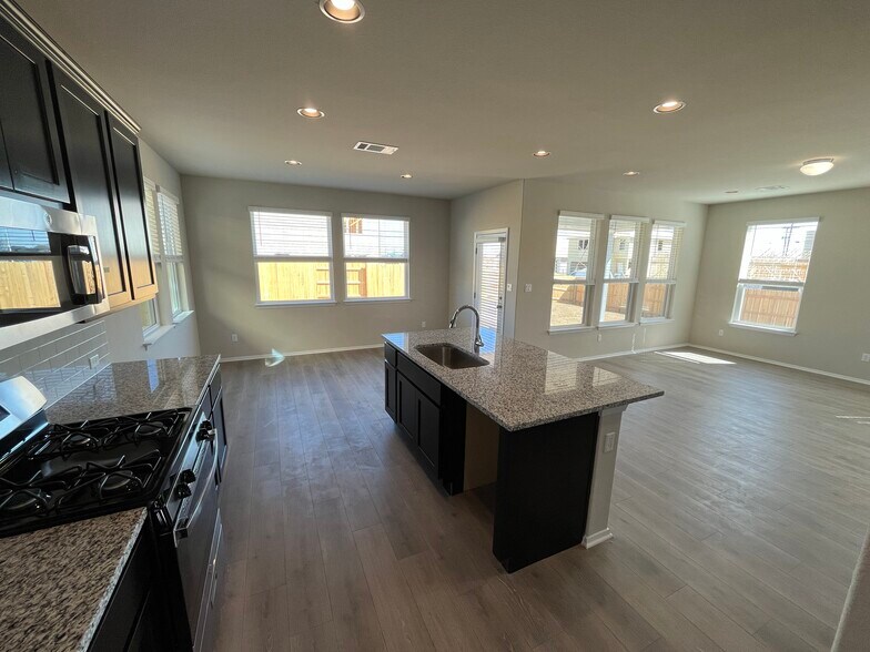 Building Photo - 108 Living Reef Dr