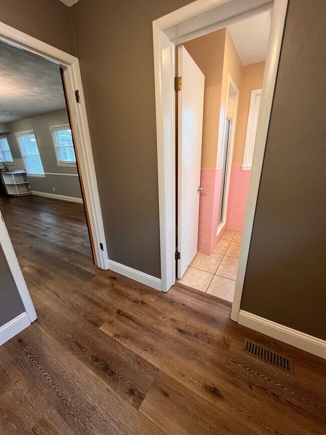 Building Photo - Upgraded 3 bed 2 bath large backyard