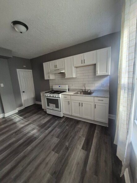 Building Photo - 114 N Yewdall St
