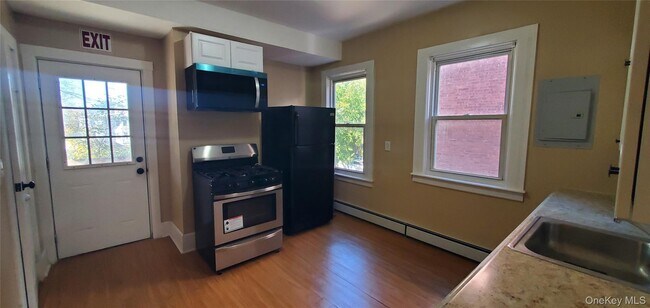 Building Photo - 197 Winnikee Ave