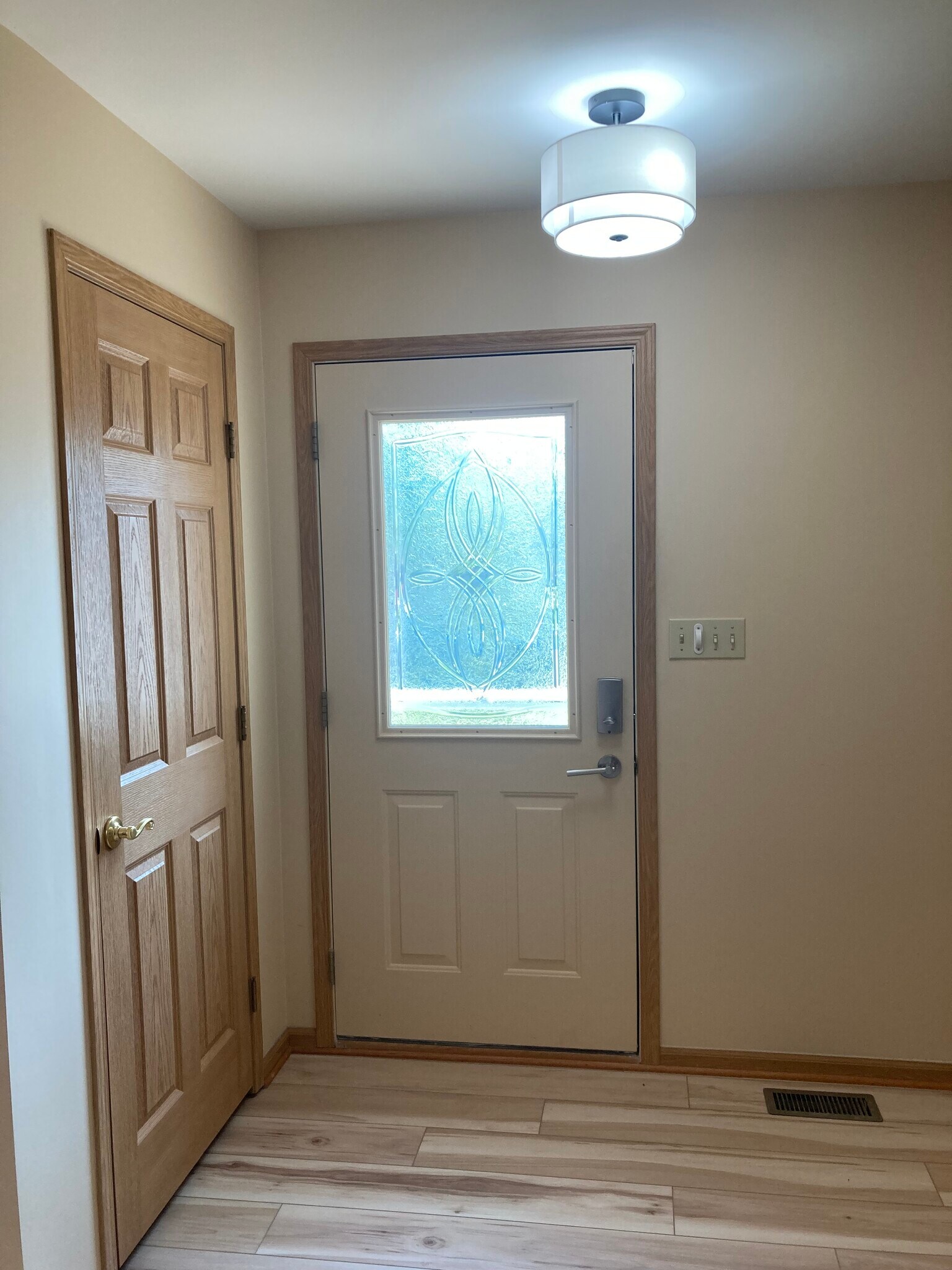 Front Door/Foyer/Coat Closet - 412 11th Cir SE