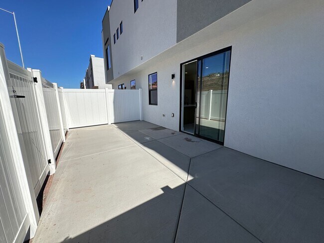 Building Photo - Brand New Townhome