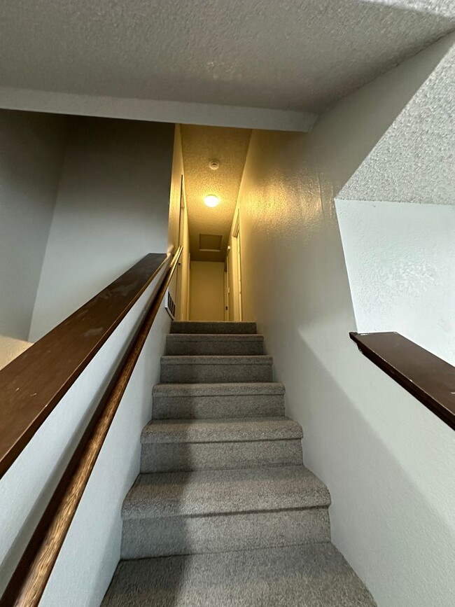 Building Photo - 336 Satus St