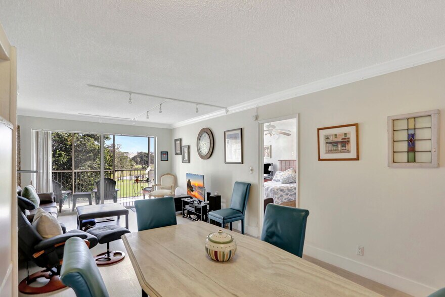 Building Photo - 2851 S Palm Aire Dr